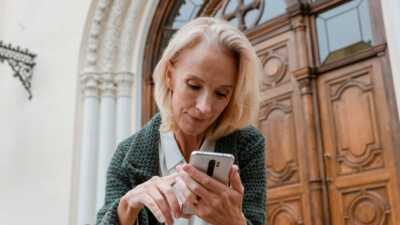 Match des forfaits mobiles 30 Go : quelle promo choisir entre La Poste Mobile et Coriolis Telecom ?