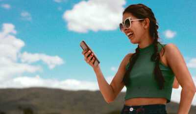 jeune femme avec un smartphone