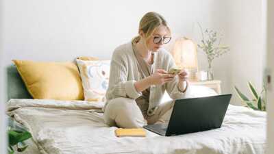 Pack box internet + forfait mobile 80 Go à 20 € par mois : Free ou SFR pour faire des économies ?