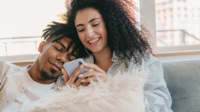 Duel de forfaits mobiles 60 Go à 6.99€ par mois sans engagement de durée