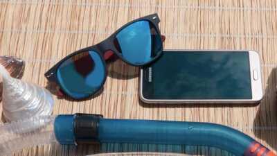 Un téléphone laissé au soleil peut mal fonctionner.