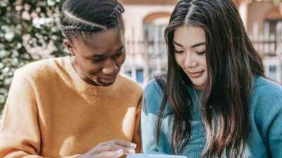 Qui propose le meilleur forfait 100Go sans engagement : Free Mobile ou B&You ?