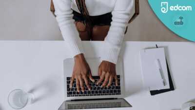 une personne sur son ordinateur portable