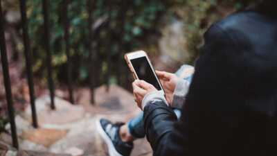 jeune femme avec un smartphone