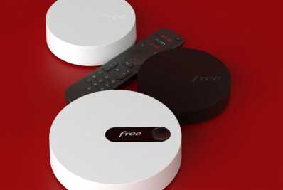 Boîtiers TV Free et télécommande sur fond rouge.