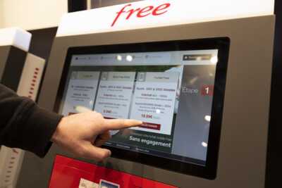 Un client choisit son forfait mobile sur une borne automatique de l'opérateur Free.