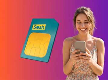 Carte SIM Sosh et femme souriante en tenue d'été consultant son smartphone sur fond dégradé.