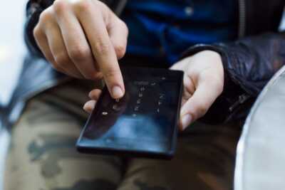 Une personne tape son code de sécurité sur son téléphone