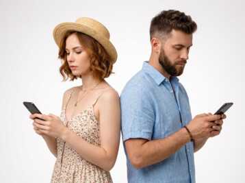 Un homme et une femme dos à dos utilisant chacun un smartphone sur fond blanc.