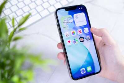 Apple s’apprête une nouvelle fois à redéfinir le futur du smartphone. Selon plusieurs sources concordantes, la marque travaille activement sur un projet interne baptisé « Project Bongo », qui pourrait signer la fin des boutons physiques sur les iPhone. Ou