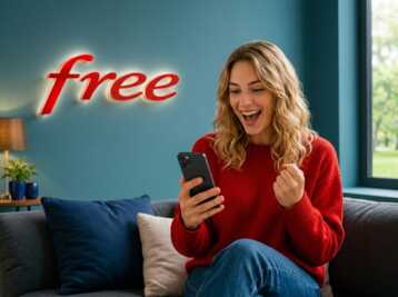 Femme blonde assise sur un canapé regardant son smartphone avec le logo Free au mur.