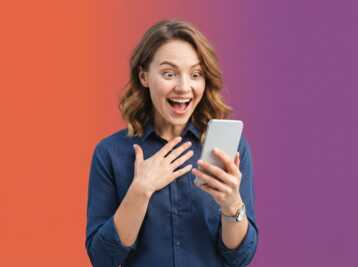 Femme européenne surprise regardant un smartphone sur fond dégradé orange et violet.