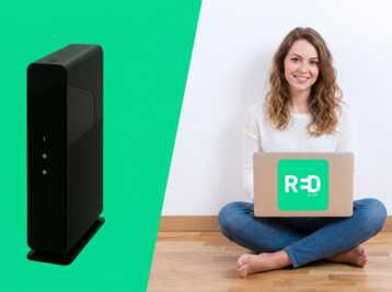 Une jeune femme européenne assise avec un ordinateur portable portant le logo RED by SFR à côté d'une box internet.