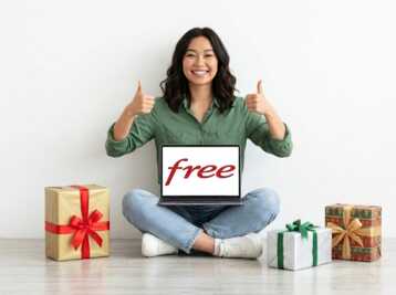Une femme assise avec un ordinateur portable affichant le logo Free, entourée de plusieurs paquets cadeaux.