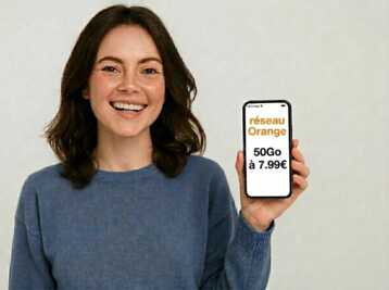 Femme tenant un smartphone affichant une offre mobile de 50Go à 7.99€.