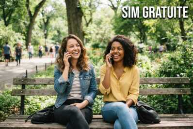 Deux femmes assises sur un banc de parc avec un téléphone, texte SIM GRATUITE en surimpression.