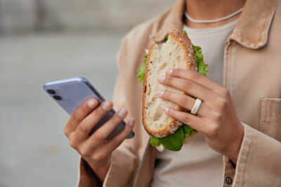 Le nouveau forfait mobile RED By SFR coûte moins cher qu'un sandwich.