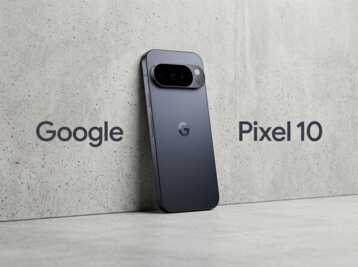 Smartphone Google Pixel 10 posé contre un mur en béton.
