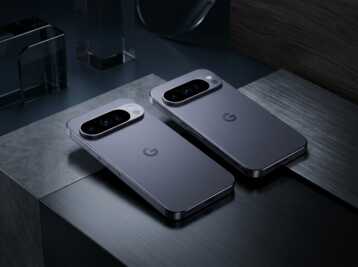 Deux smartphones Google Pixel posés sur une surface sombre avec un bloc optique arrière proéminent.