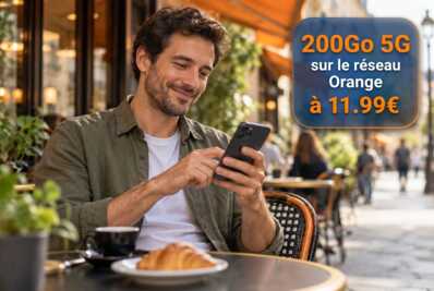 Homme utilisant un smartphone à une terrasse de café avec une offre 200Go 5G sur le réseau Orange à 11.99€.