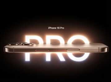 Vue latérale d'un iPhone 16 Pro devant le mot PRO écrit en lettres lumineuses sur fond noir.