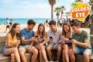 Six jeunes regardent leurs smartphones avec une vignette de soldes d'été en arrière-plan.