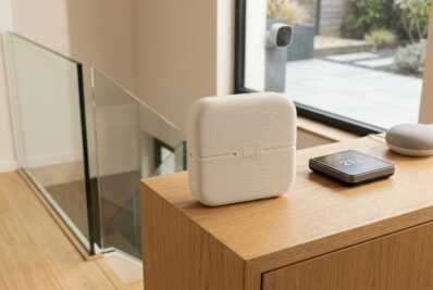 Gros plan d'une maison connectée avec domotique visible à l'étage.