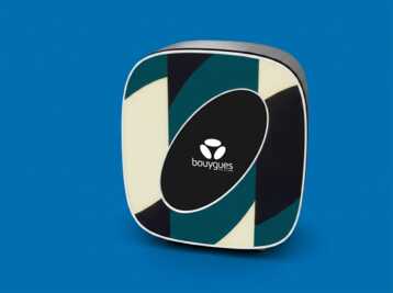 Modem Bouygues Telecom sur fond bleu.