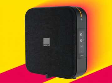 Modem Livebox Orange noir sur fond jaune et rose.