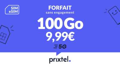 Personne de 25-40 ans utilisant un smartphone avec un ordinateur portable ouvert dans un lieu lumineux.