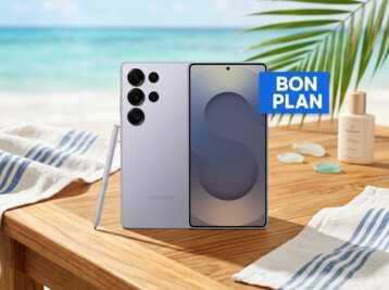 Smartphone Samsung avec stylet sur une table en bois devant une plage, avec un encart bleu mentionnant Bon Plan.