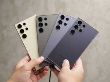 Quatre smartphones Samsung Galaxy S24 Ultra
