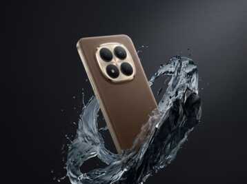 Smartphone Redmi avec dos en cuir marron et bloc photo circulaire, entouré d'éclaboussures d'eau sur fond noir.