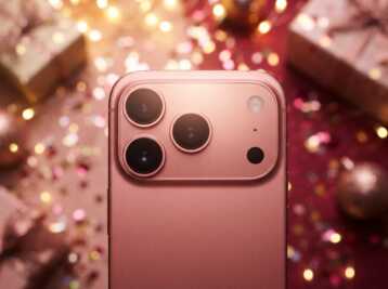 Dos d'un smartphone rose avec trois objectifs photo sur un fond festif avec des lumières et des cadeaux.