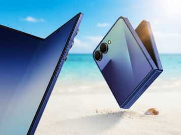 Smartphone Samsung pliable en position ouverte et fermée sur une plage de sable avec la mer en arrière-plan.