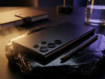 Un smartphone Samsung et son stylet posés sur une pierre, éclairage contrasté, style photographie publicitaire.