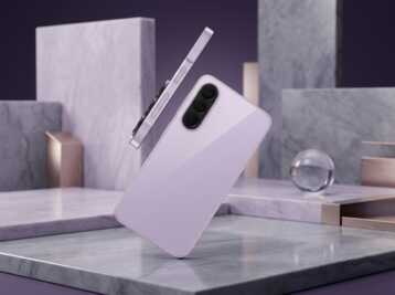 Smartphone violet en lévitation au-dessus de plateformes en marbre sur fond violet.