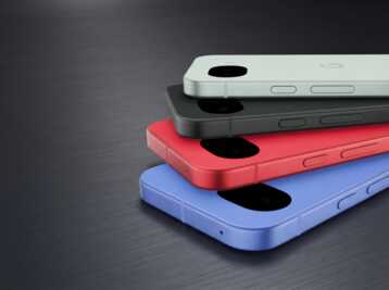 Quatre smartphones Google Pixel empilés de couleurs différentes sur un fond gris.
