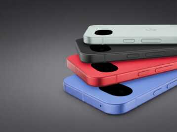 Quatre smartphones Google Pixel empilés sur un fond gris.