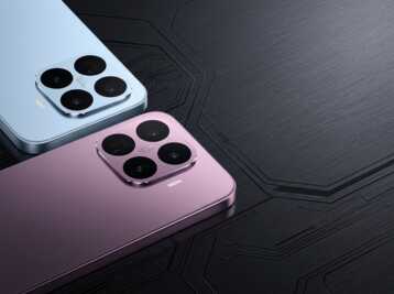 Deux smartphones avec modules photo Leica sur un fond noir texturé avec des motifs de circuits imprimés.