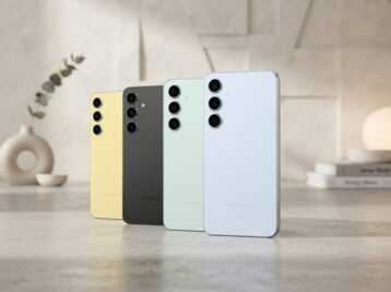 Quatre smartphones Samsung de couleurs différentes alignés sur une table.
