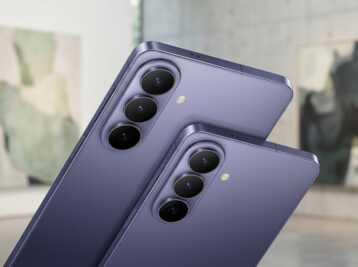 Deux smartphones violets avec triple capteur photo arrière sur fond neutre.