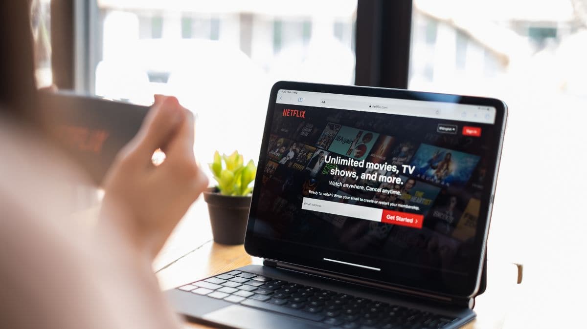 Avec la box Fibre Power de SFR, profitez à fond de vos séries favorites grâce à Netflix inclus !