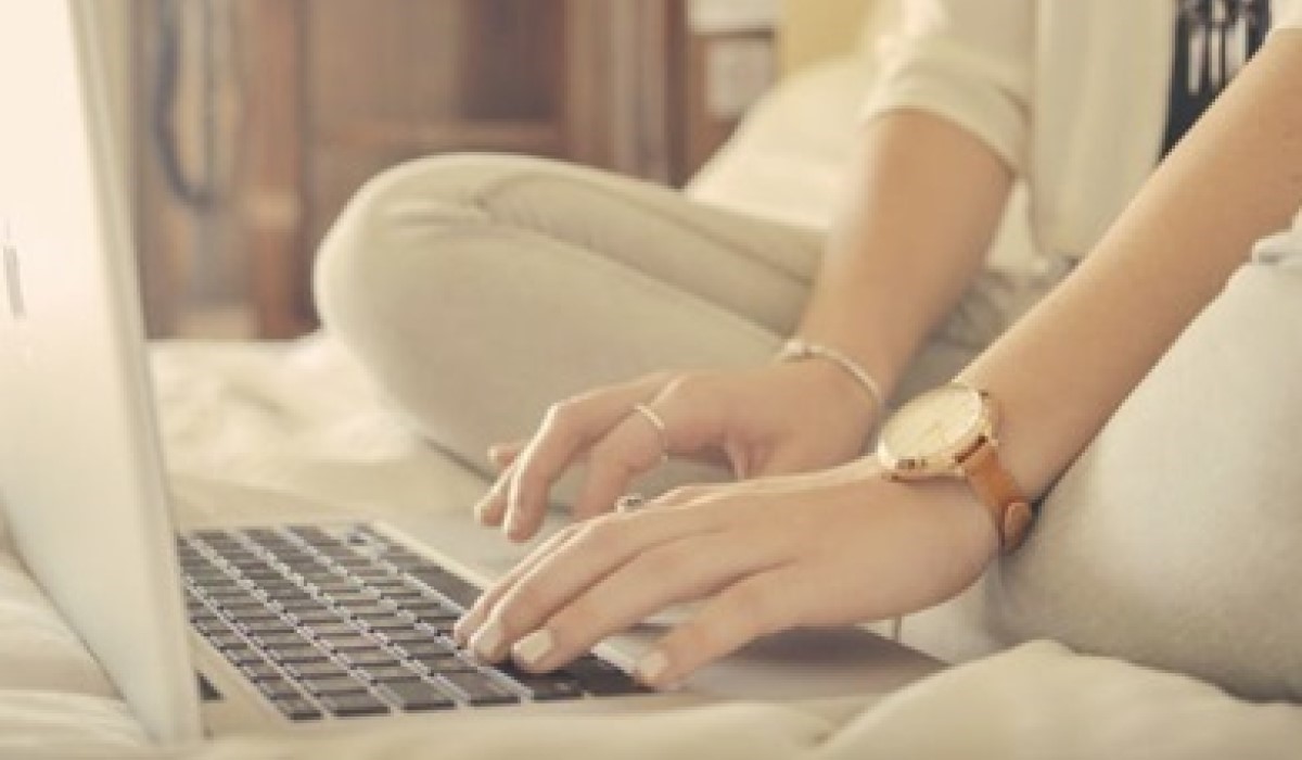 jeune femme assise avec son pc