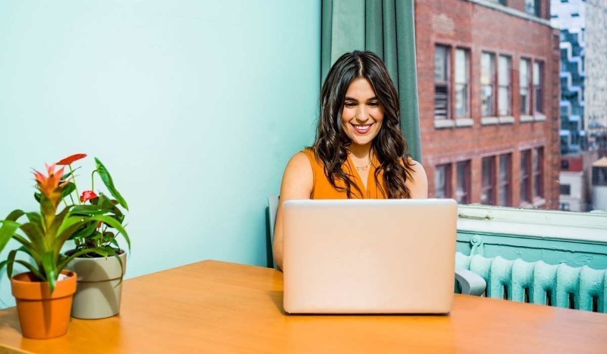 jeune femme assise qui utilise son pc
