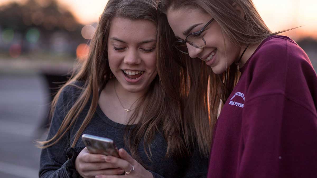 Comparatif de trois forfaits sans engagement avec 40Go à partir de 4.99€ : Prixtel, RED by SFR et B&You