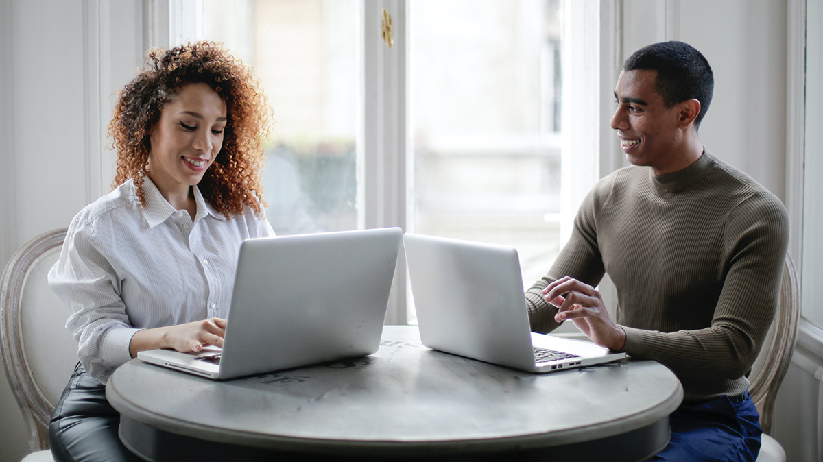 Battle des box Fibre à 15 € par mois : Freebox mini 4K contre SFR Box