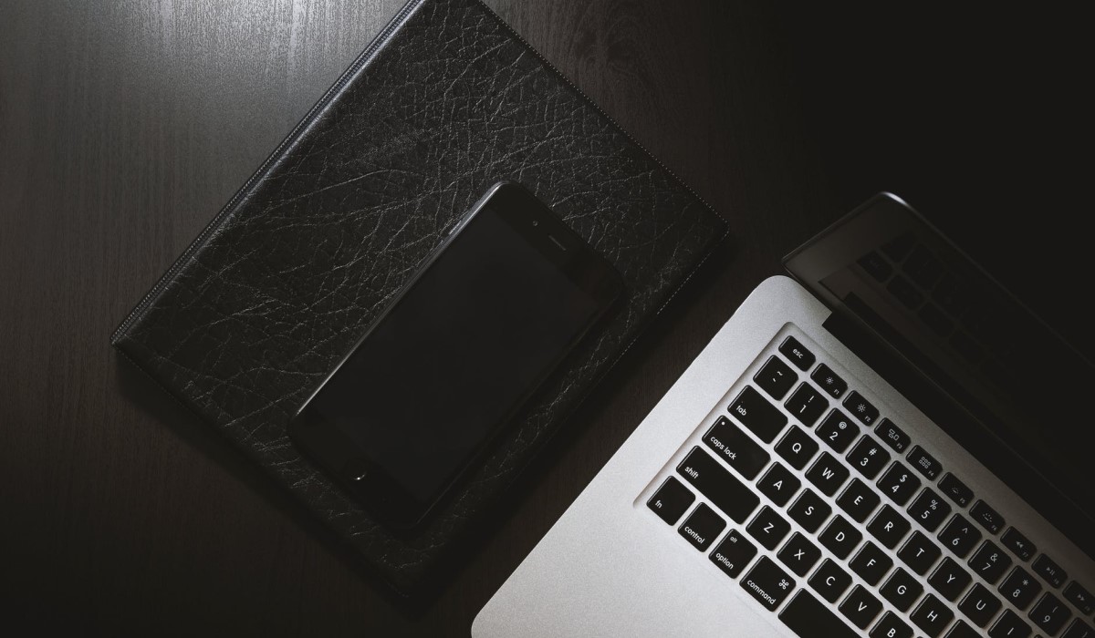 personne qui utilise son smartphone