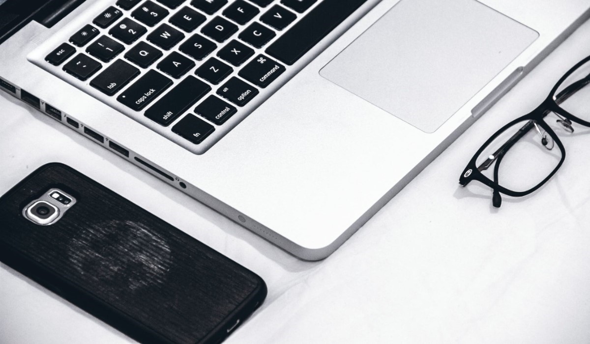 pc et mobile posés sur un bureau