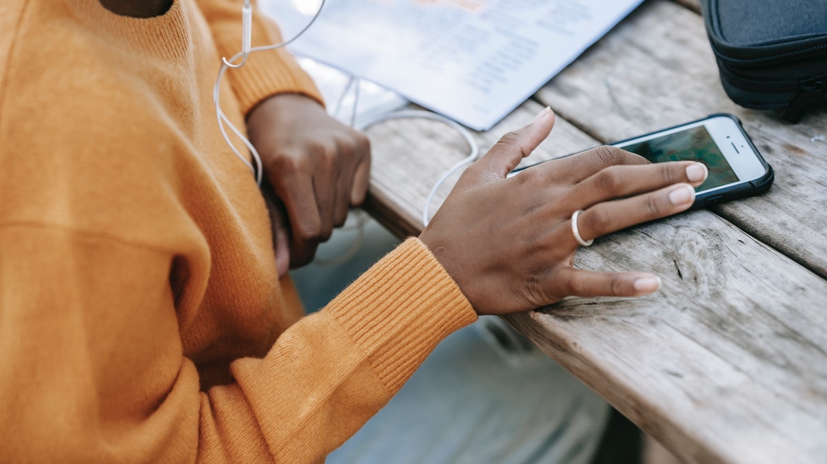 Un forfait mobile 5G sans engagement à 20€ par mois : Orange, SFR, Free ou Coriolis, lequel choisir ?